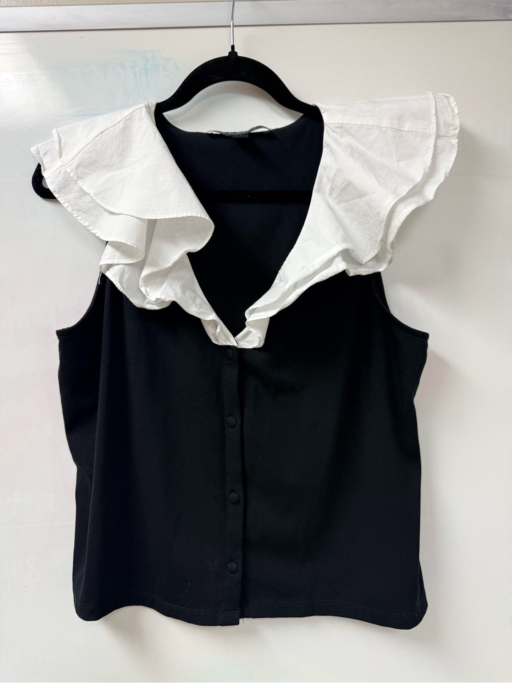 Marc New York Black & White Ruffle Collar Top – Size Large 🖤🤍
